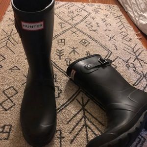 Short black hunter boots US 9